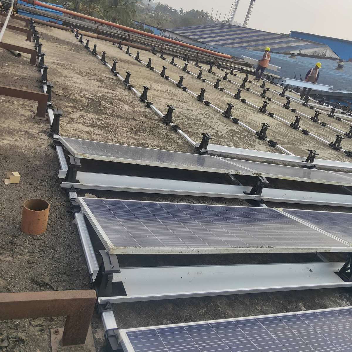 Mounting structure and rails before module fitting